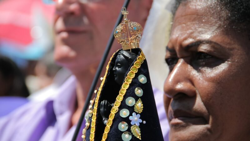 Por que Nossa Senhora Aparecida é negra? Veja o que explica a cor da imagem da Padroeira do Brasil