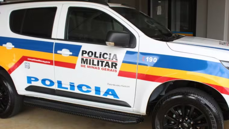 Menino de 7 anos é encontrado sozinho em casa depois de gritar por socorro pela tampa de hidrômetro em MG