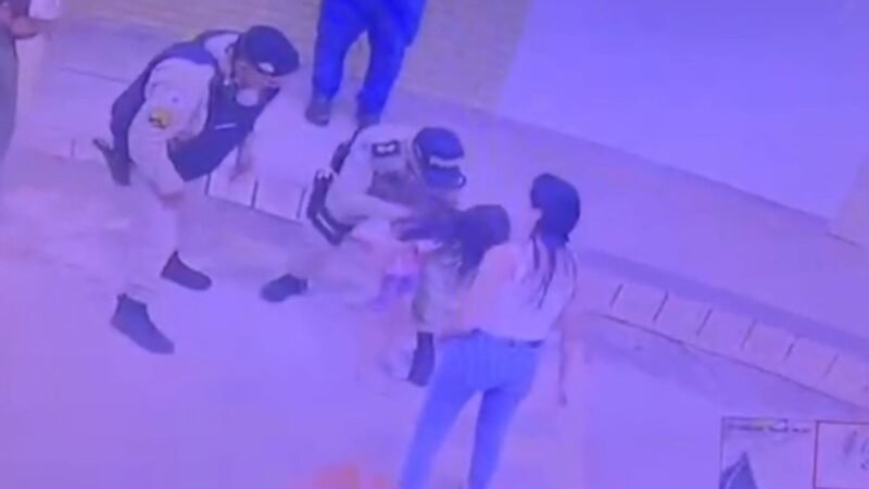 VÍDEO: Menina de 6 anos engasgada com pirulito é salva por policiais em MG