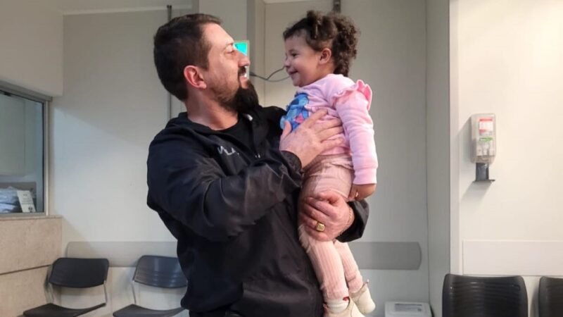 Bebê de 1 ano engasga com bolacha e é salva por policial em centro de triagem de presos após pedido de socorro da mãe