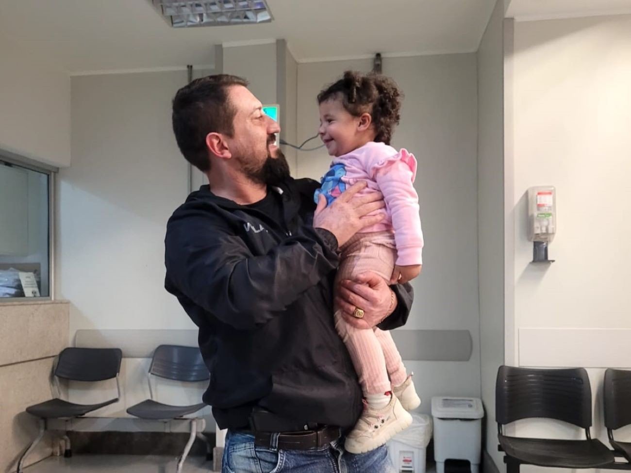 Bebê de 1 ano engasga com bolacha e é salva por policial em centro de triagem de presos após pedido de socorro da mãe